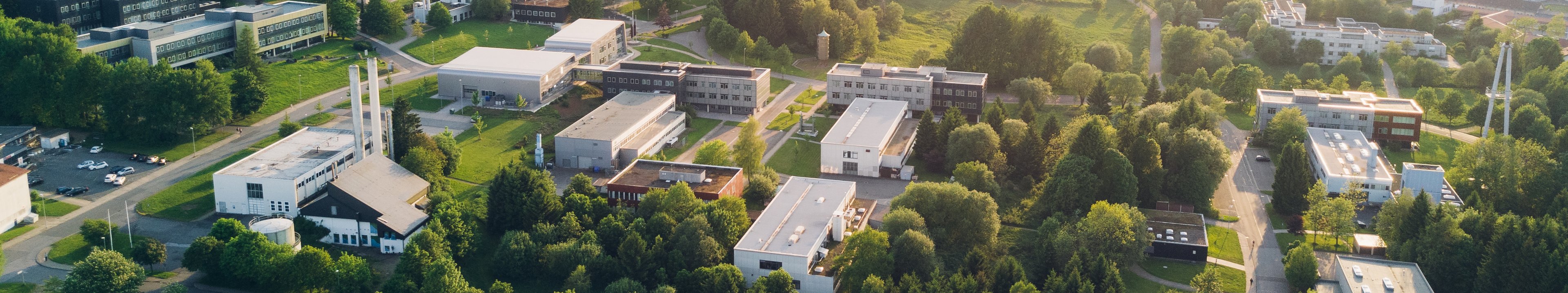 Der Clausthaler Campus im Grünen als Luftaufnahme